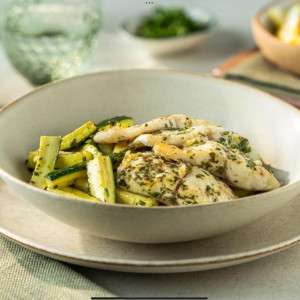 Zucchini sticks with sea bass filet and herbs (by Philips)