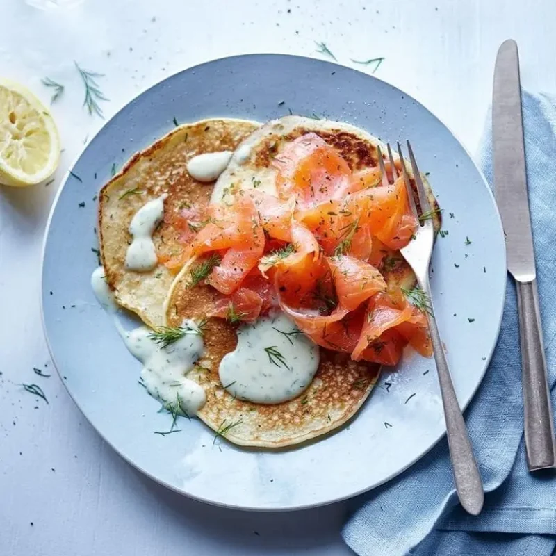 Horseradish pancakes with smoked salmon and dill sauce